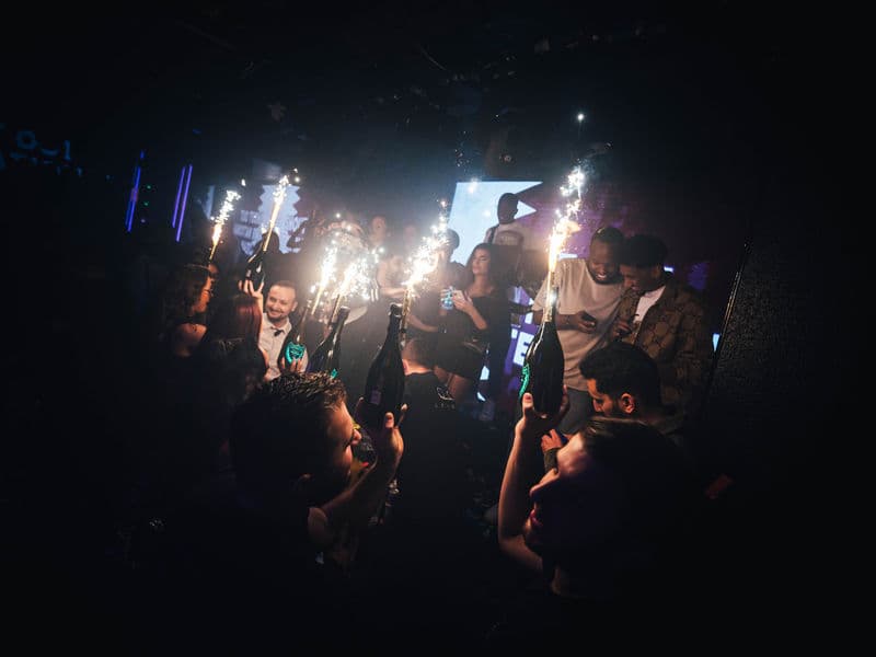 Do You Need to Pay a Deposit for a London Club Table?